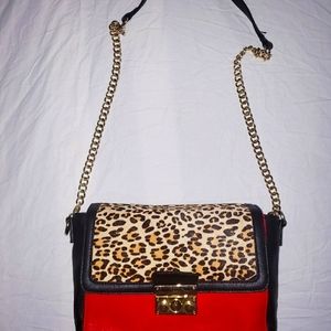 Purse with a mix of leopard print and leather